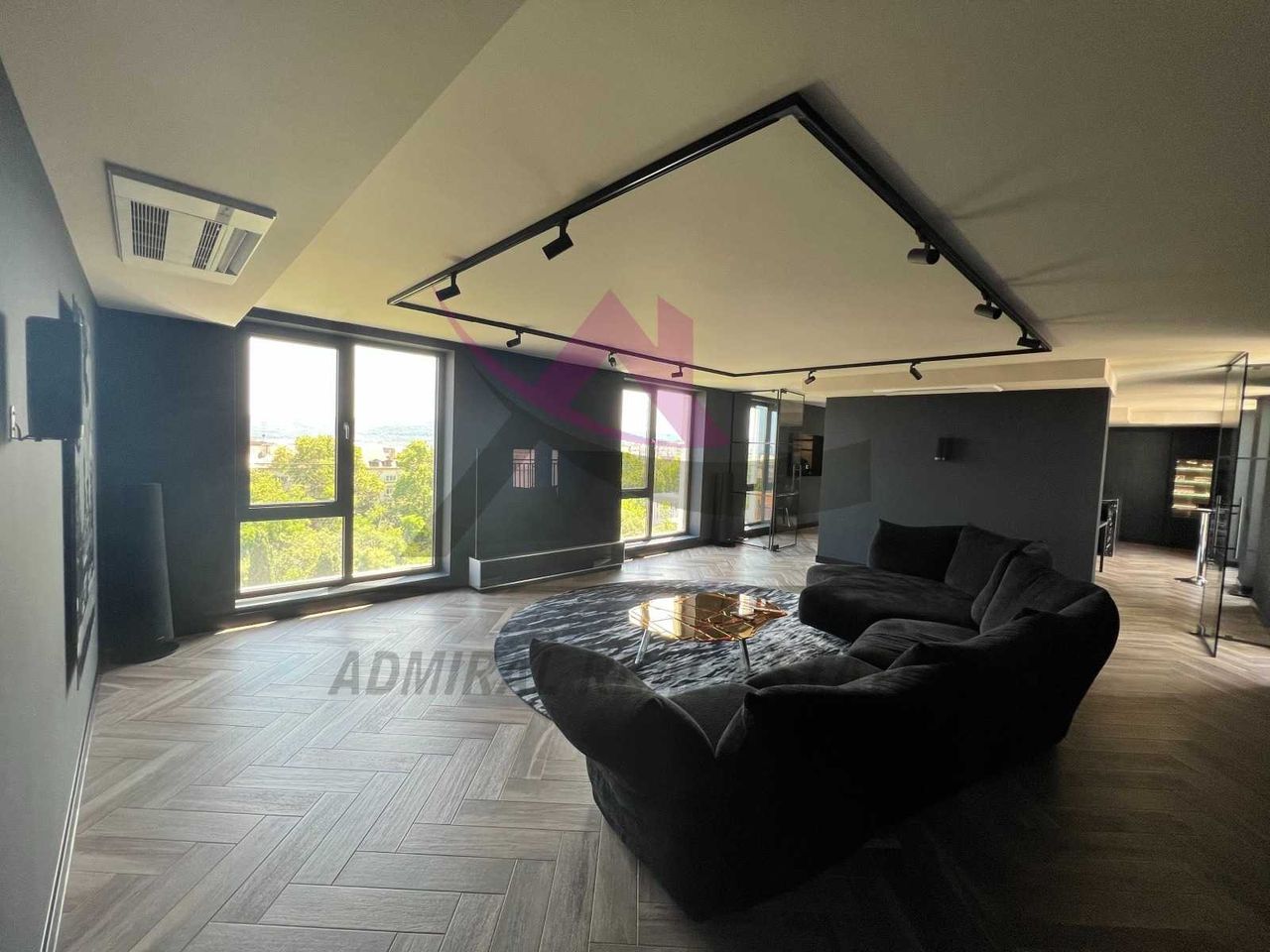 Дава се под наем Тристаен апартамент в Варна, Център - 200 кв.м за 3000 € - Снимка #2