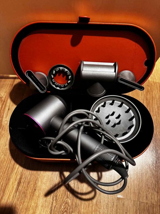 Сешоар Dyson продавам