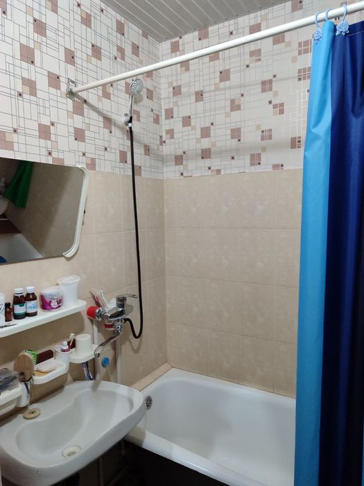 Продается 2-х комнатная квартира на 1-м этаже.