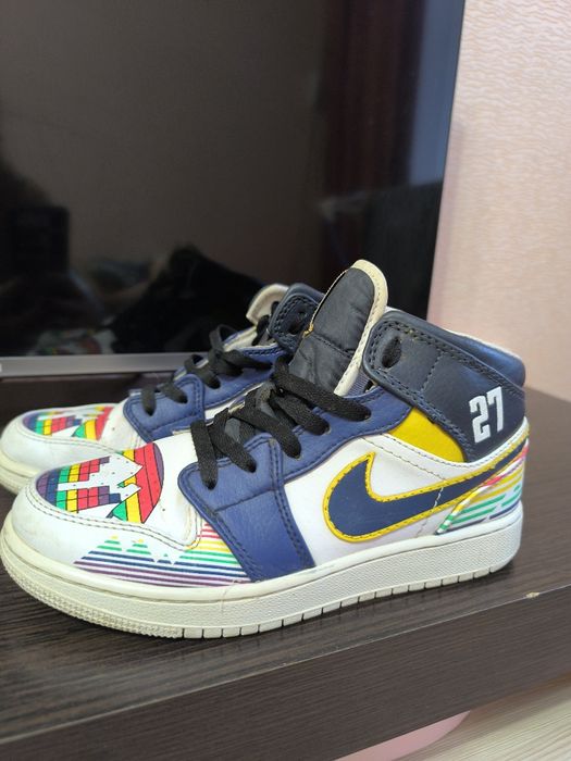 Подам кроссовки . Подойдут  на мальчика,и на девочку