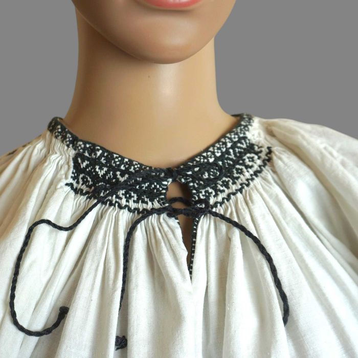 Ie traditionala veche din Transilvania , camasa veche cu ciupag M-L