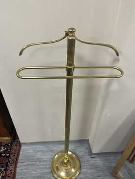 Лампа и стойка за костюми.