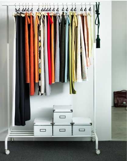 поставка за закачане на дрехи, бяло