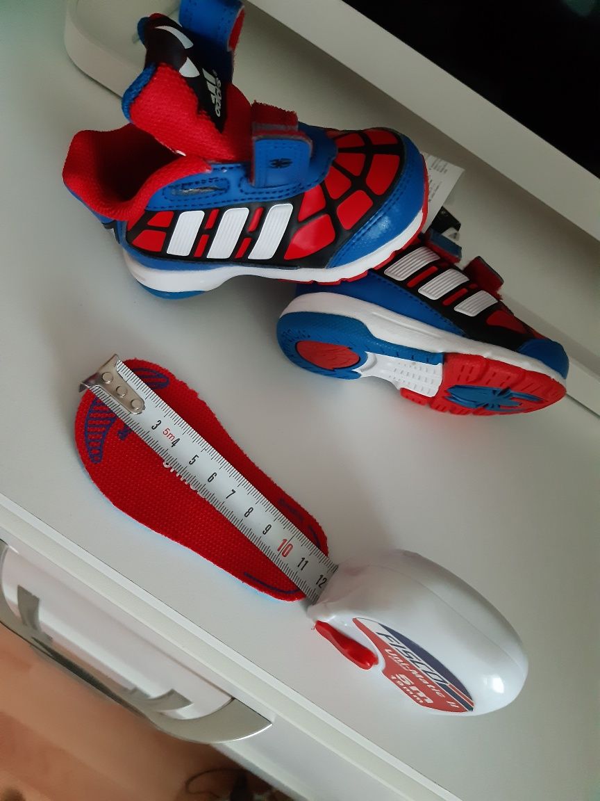 Оригинални детски  кожени маратонк номер19и adidas