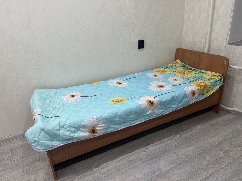 Кровать односпальная с матрасом и банкетку