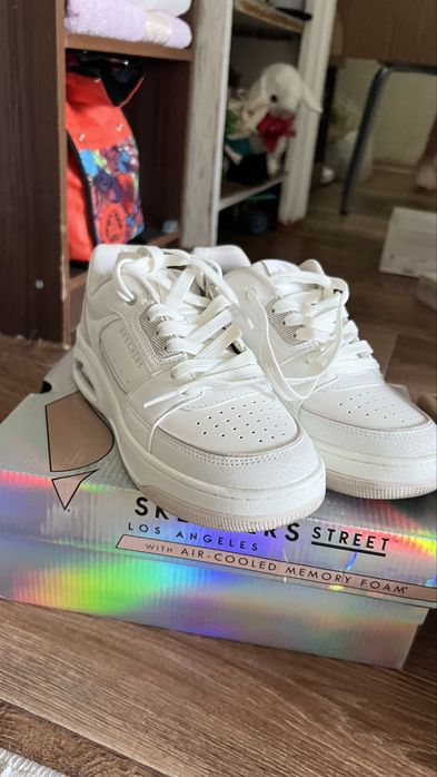 Кеды новые одела три раза skecherz vans