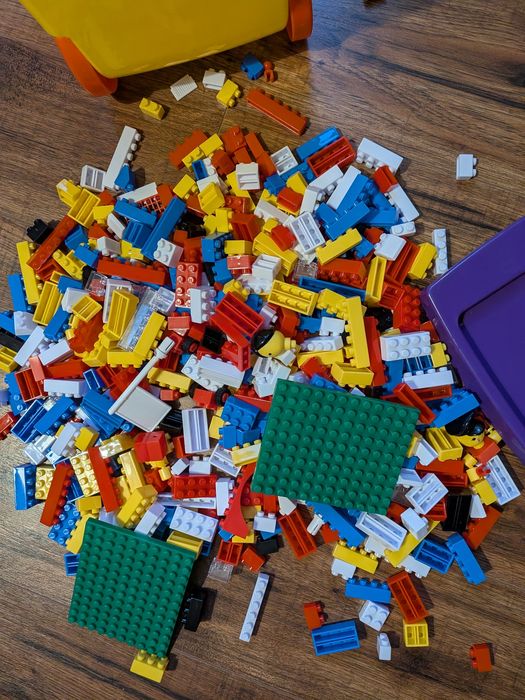 Детски конструктор в транспортна  кутия с колела