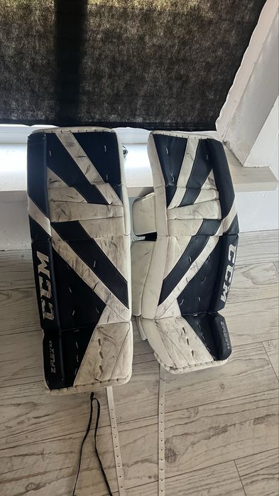 Продам щитки CCM Eflex 5.9. Состояние хорошее. Размер 31+1