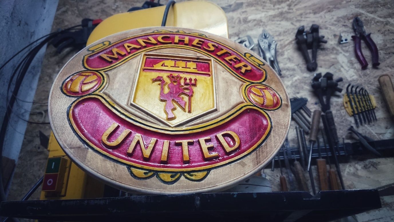 Manchester united емблема дърворезба