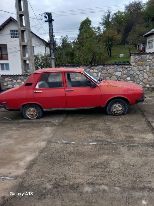 masina dacia rosie