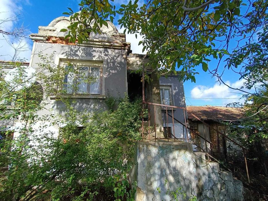 Продавам къща и допълнително дворно място в с. Владимировo