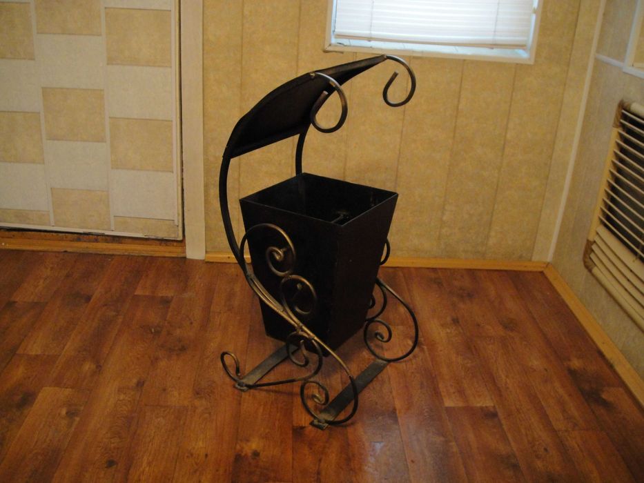 Урна для мусора уличная металлическая.