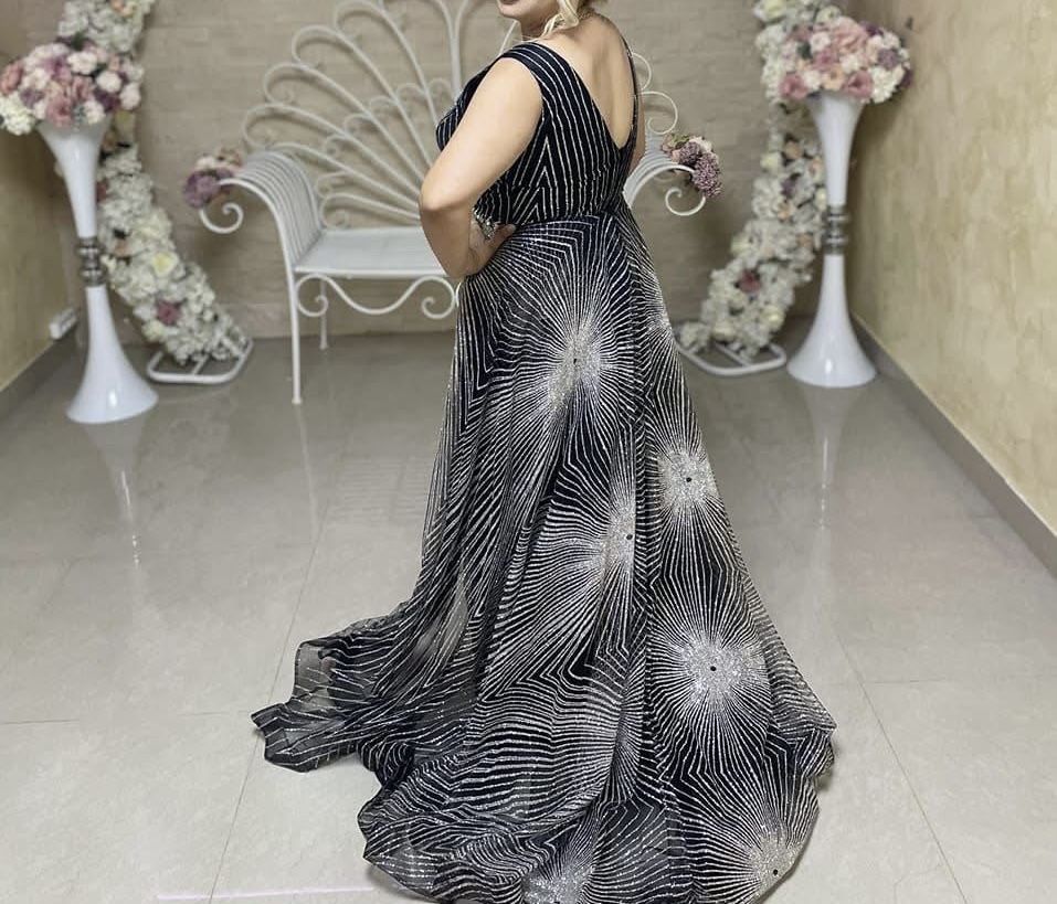 Rochie de seara neagra cu trena si sclipici, purtata o sigura data