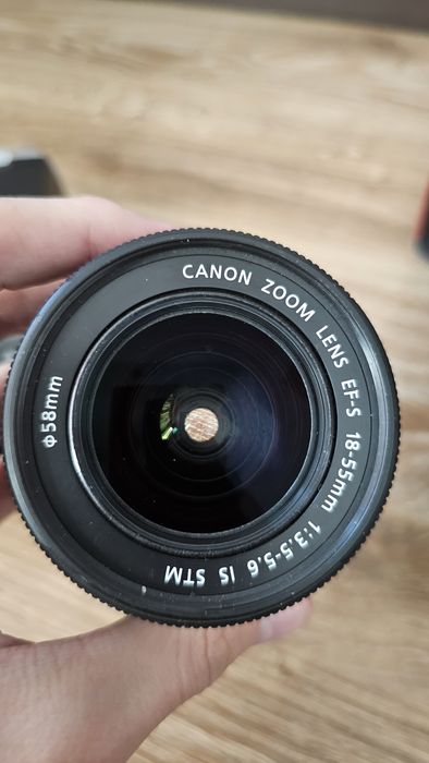 Kit complet DSLR Canon 700D + Grip + 5 baterii gata de fotografiat