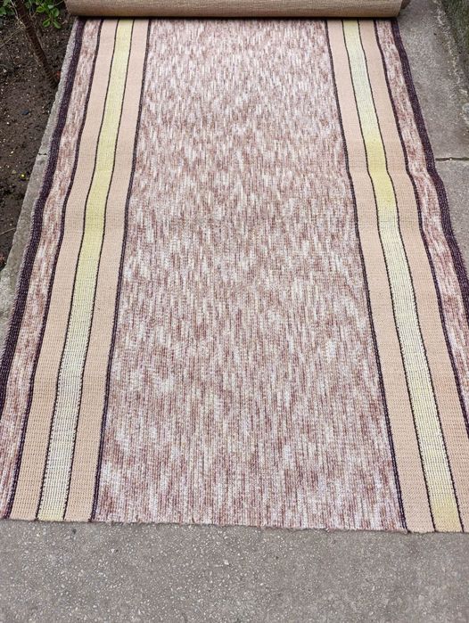 Продавам две мокетени пътеки.