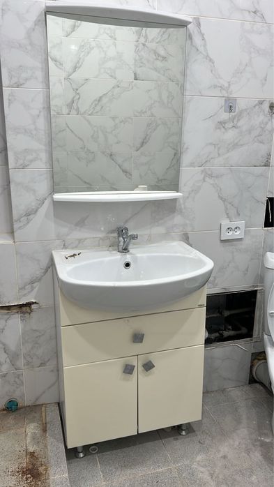 Ванная тумбочка и зеркало