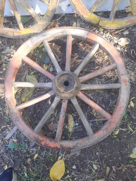 Колела от дървена каруца.