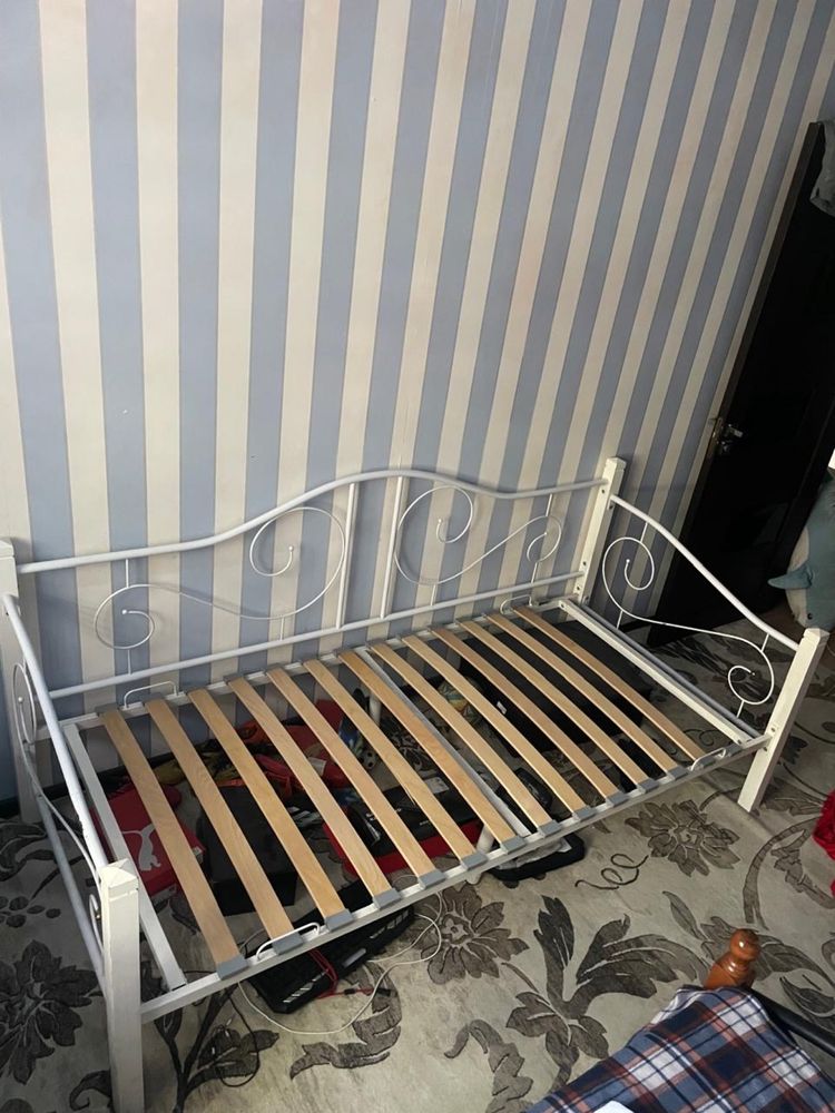 Продам кровать с матрасом
