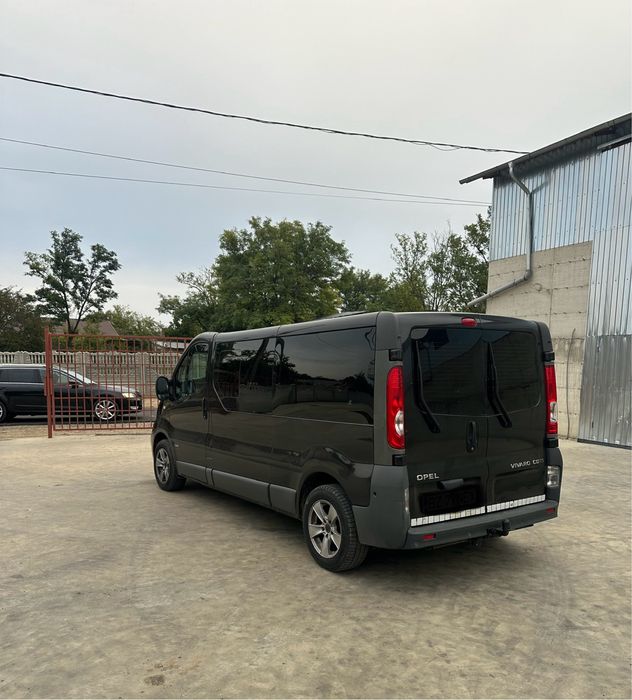 Opel Vivaro 8+1 locuri extra lung si clima pe spate