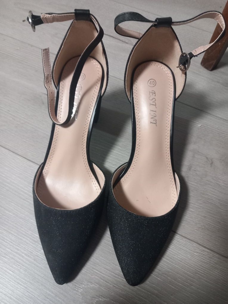 Pantofi dama marime 40 dar merg pt 39 .sunt noi.Nu au fost purtați
