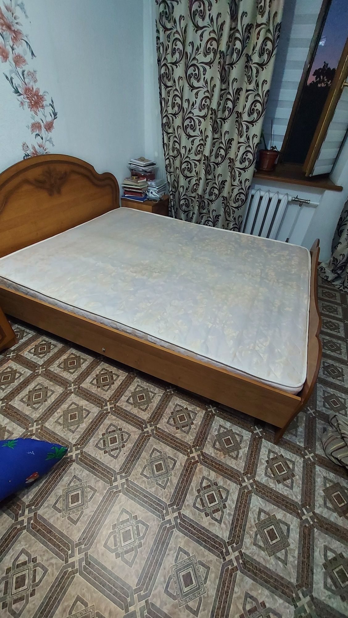 Двуспальная кровать с матрацем