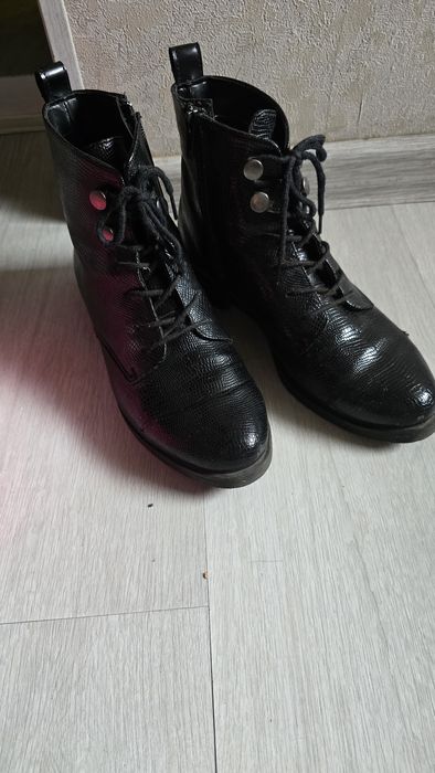 Продаю ботинки женские