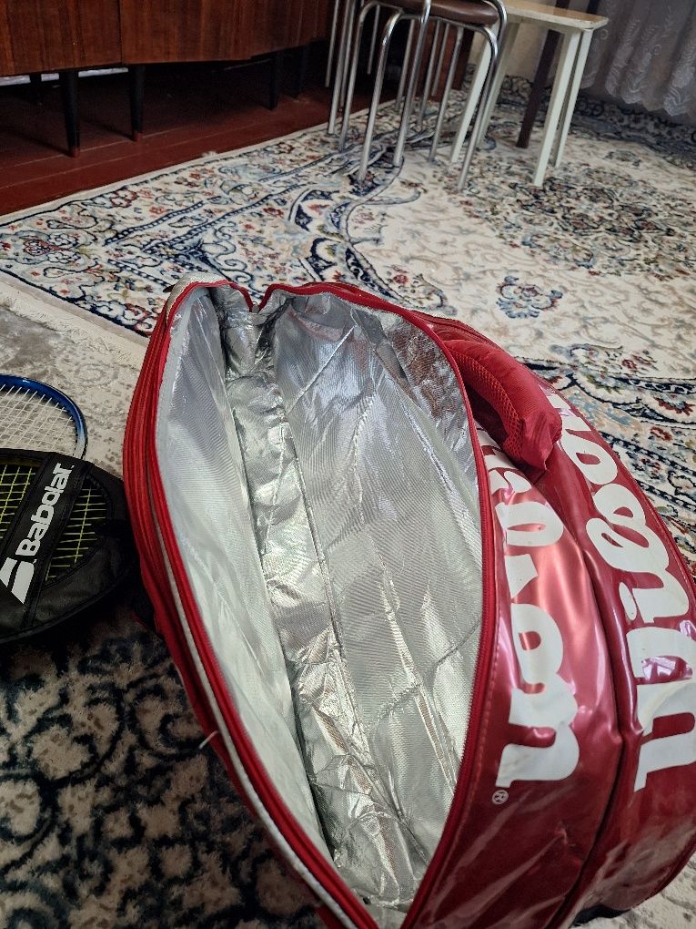 Теннисная ракетка и сумка и чехол для ракетки