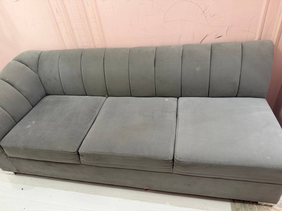 Divan sotiladi arzonga