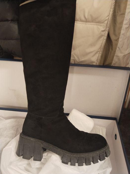 Женские сапоги. Зимние.
41 размер. 
Замша. Внутри