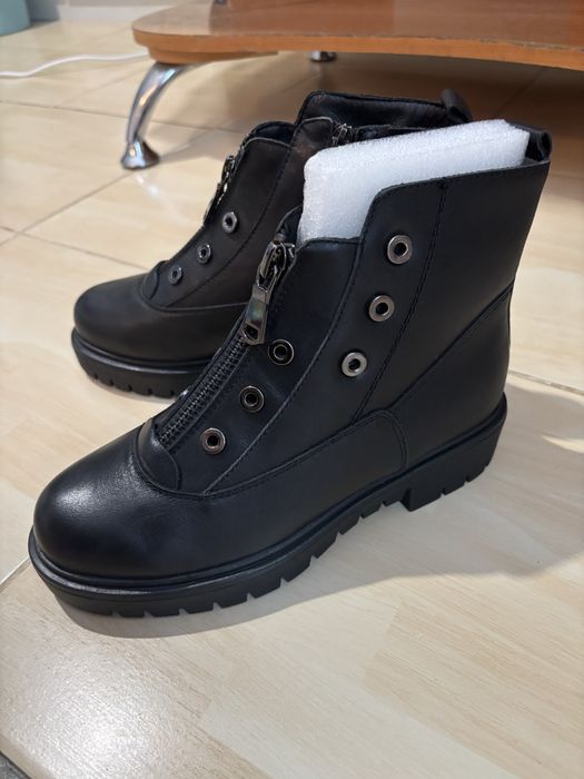 Продам женское ботинки