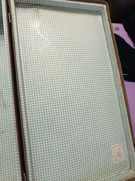 Valiza piele vechea  de colectie decor 1968