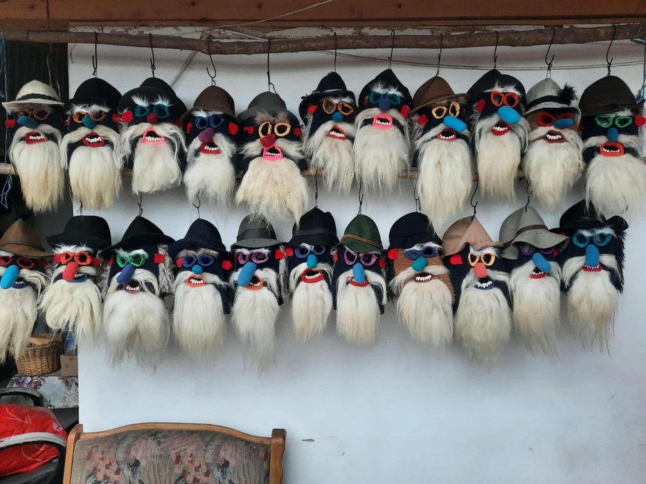 Masca traditionala si cap de urs