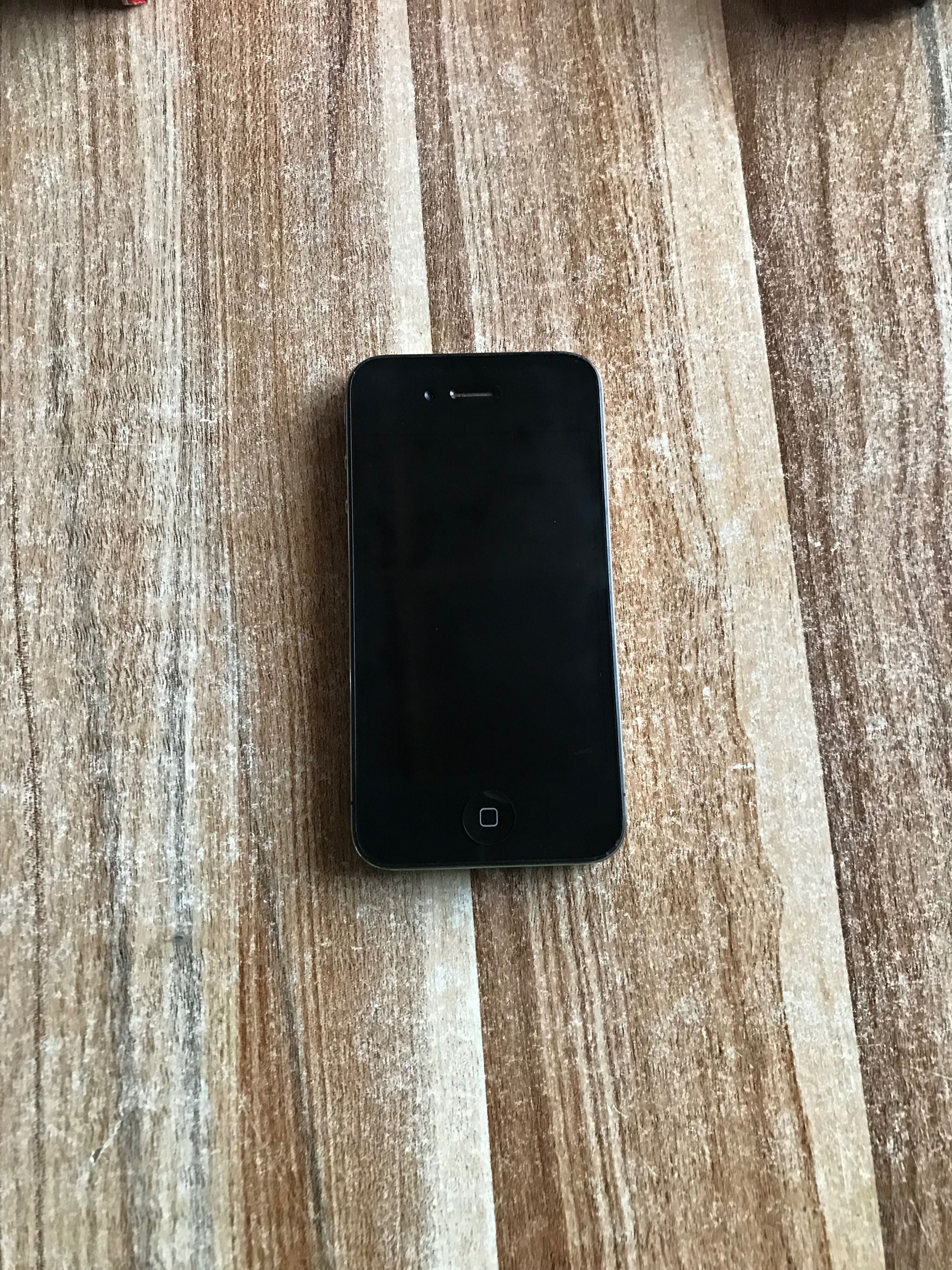 Продавам iPhone 4