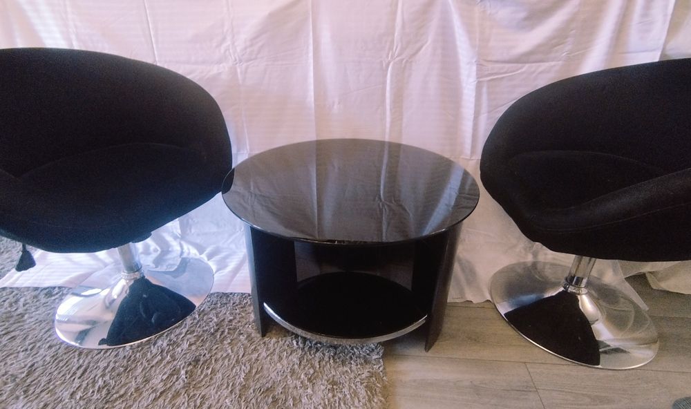 Set măsuță cafea din lemn si sticlă și 2 scaune ajustabile, rotative.