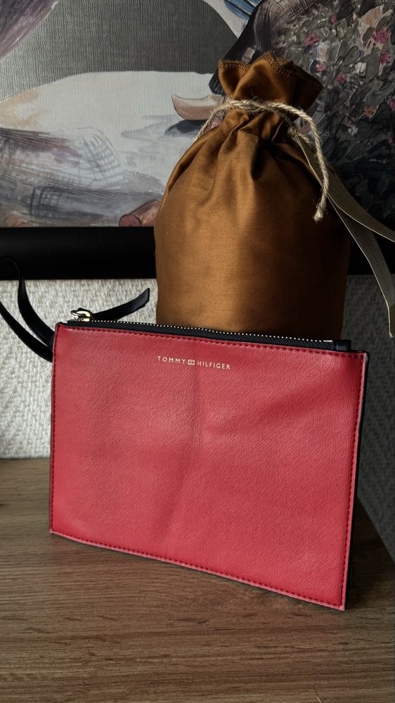 Дамски кожен клъч Tommy Hilfiger