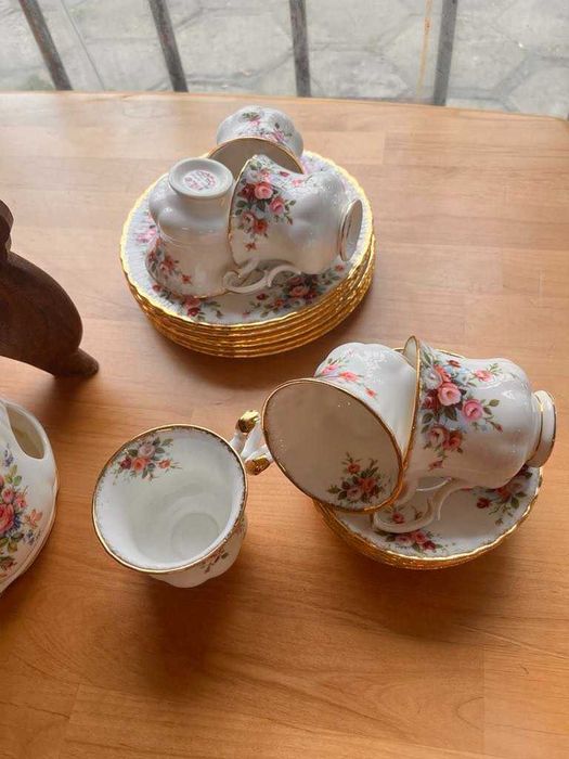 на части Royal Albert