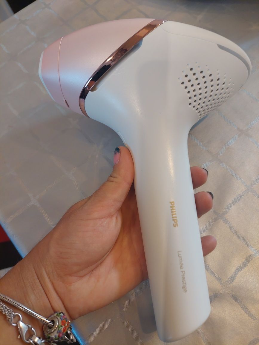 Епилатор Philips Lumea Bri 950