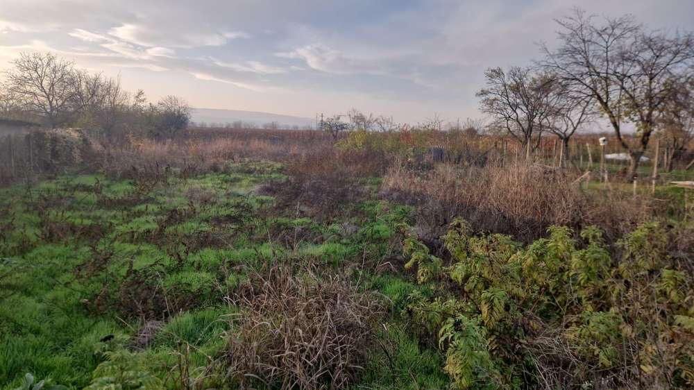 Vând teren cu fundație