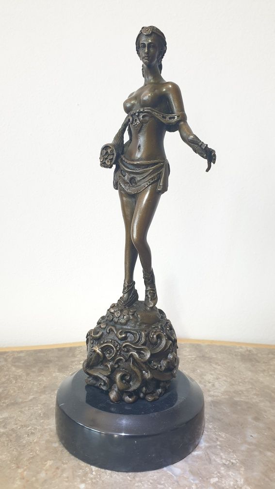 Statueta nud din bronz pe soclu de marmura cu semnătură si stampila