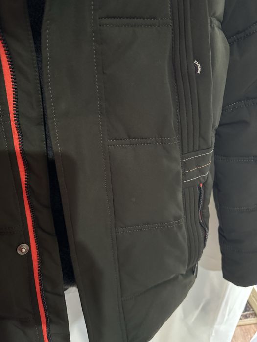 Куртка для мальчиков.Тёмно зелёного цвета.Куртка очень тёплая.на поткл