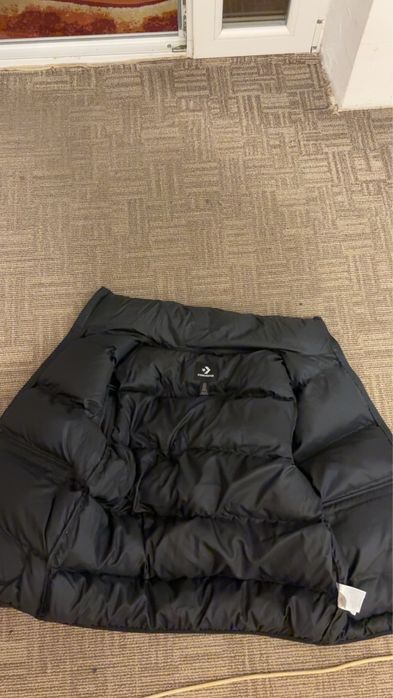 Vand geaca converse noua cu eticheta