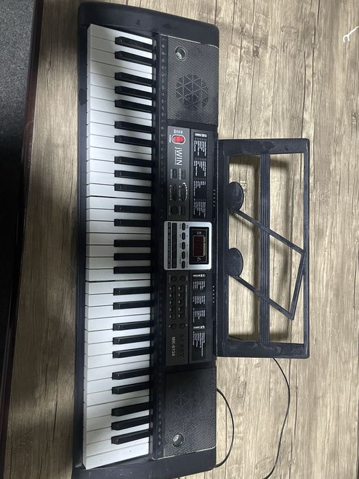 синтезатор не професиональный почти новый