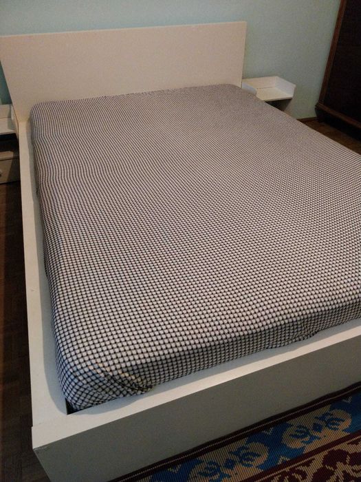 Pat cu saltea 140X200 cm cu noptiere