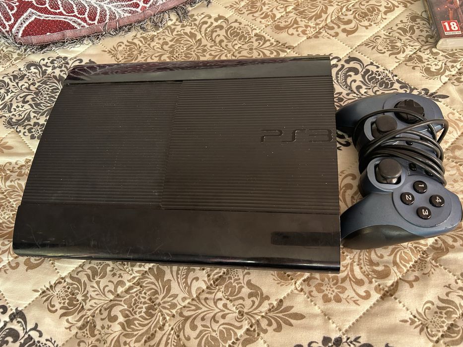 PS3 с 15 игри и с всички нужни кабели
