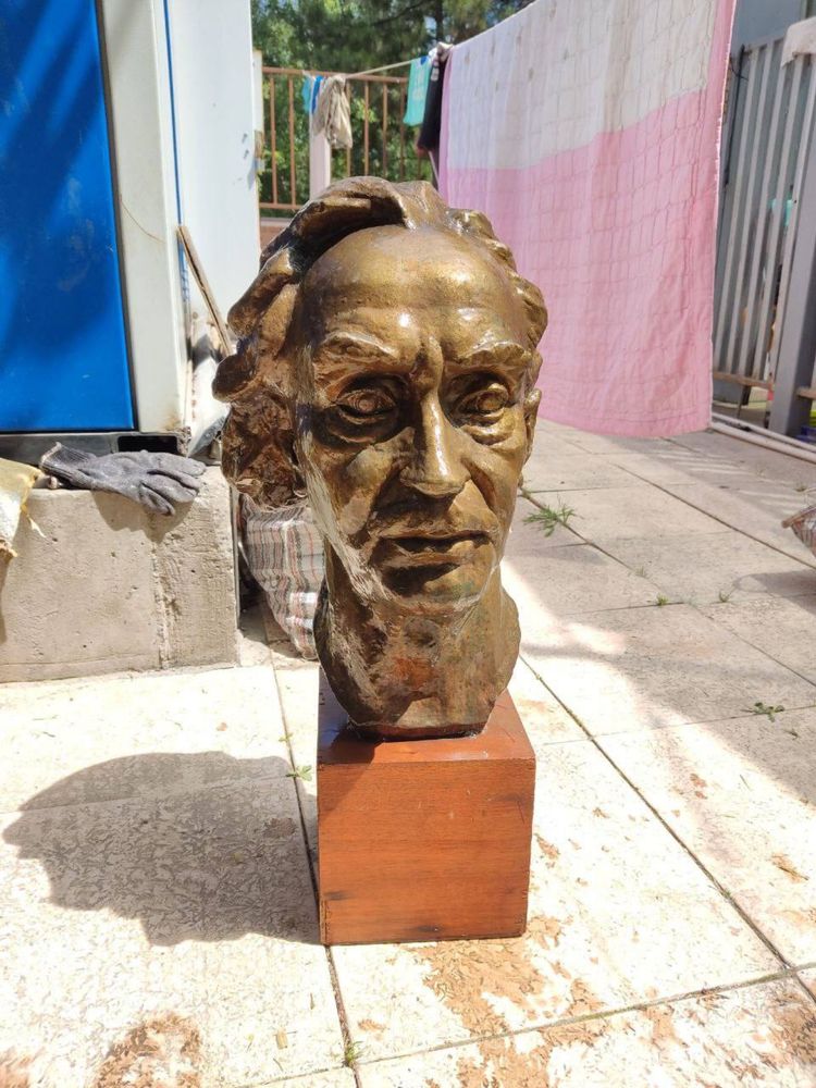 Бронзовая голова художника Сальвадора?