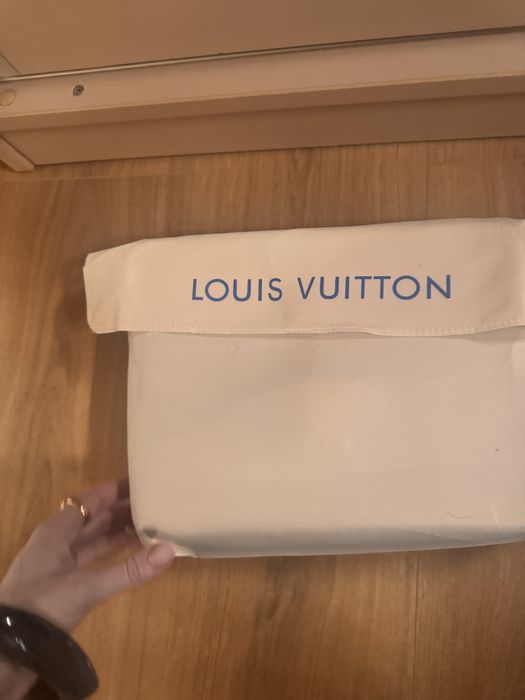 Geanta noua cu saculet LV