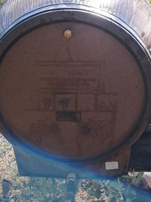 DE  VÂNZARE, butoaie și presă struguri,Toate la  preț negociabil.