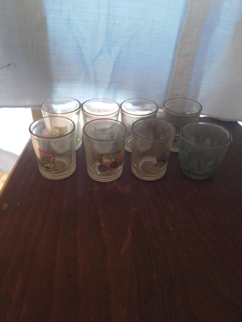 Чаши стъклени и порцеланови