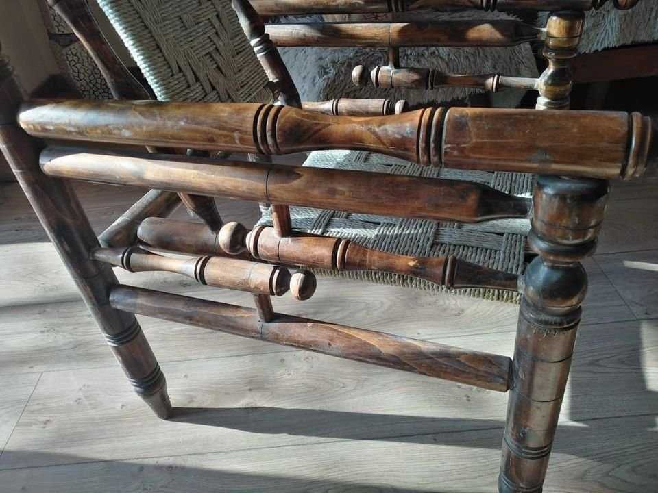 Дървени кресла с маса и табуретка