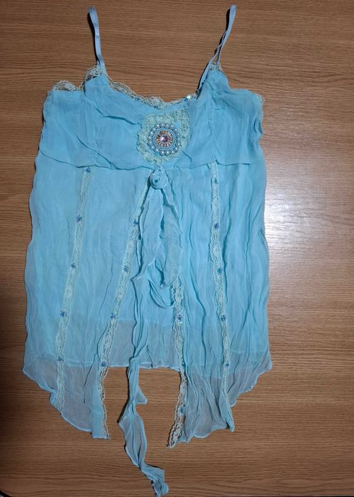 Top albastru (bleu) elegant, cu detalii florale și mărgele, mărime S-M